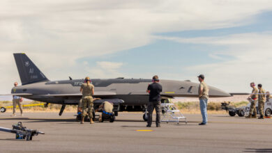 طيار القوات الجوية الأمريكية F-22 يتحكم في طائرة FQ-44 بدون طيار أثناء الطيران