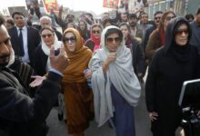 عائلة عمران خان تقول إن ثلاث شقيقات اعتقلن قبل مسيرة إسلام أباد | عمران خان