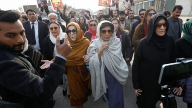 عائلة عمران خان تقول إن ثلاث شقيقات اعتقلن قبل مسيرة إسلام أباد | عمران خان