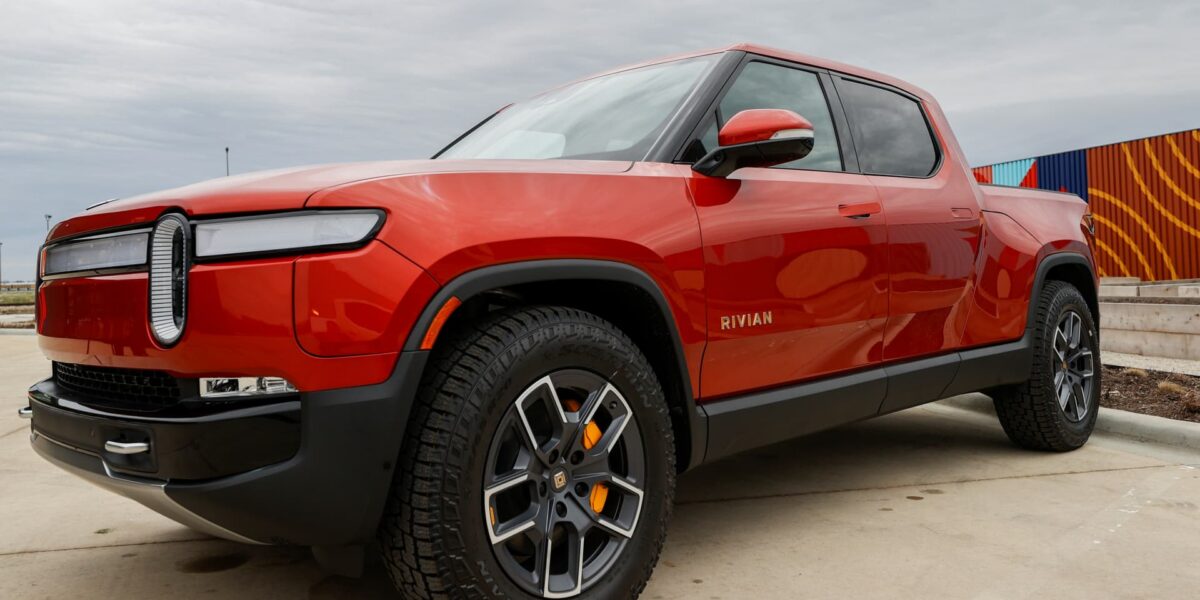 عاجل | إليك كيفية مقارنة أنظمة القيادة Tesla FSD وRivian “بدون استخدام اليدين”.