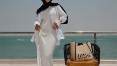 عاجل | الأبيض والأسود ثنائي الأناقة المفضل للمحجبات… نسقيهما بأسلوب مدونات الموضة