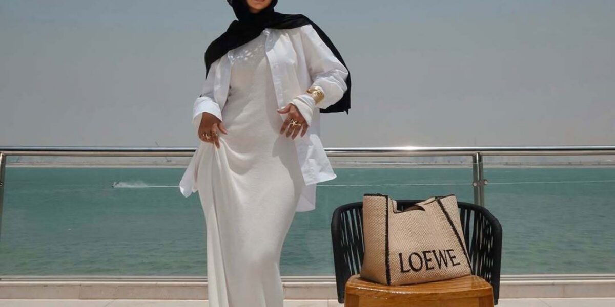 عاجل | الأبيض والأسود ثنائي الأناقة المفضل للمحجبات… نسقيهما بأسلوب مدونات الموضة - صورة مميزة عاجل | الأبيض والأسود ثنائي الأناقة المفضل للمحجبات… نسقيهما بأسلوب مدونات الموضة