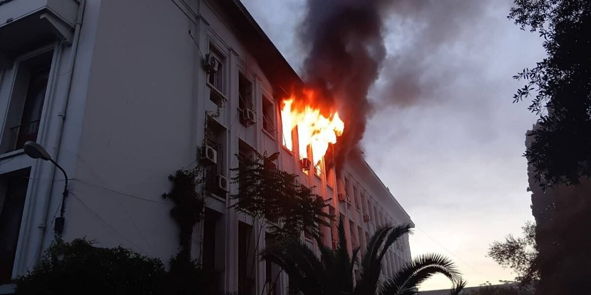 عاجل | الجزائر.. اندلاع حريق بمقر وزارة التربية بالمرادية (صور) - صورة مميزة عاجل | الجزائر.. اندلاع حريق بمقر وزارة التربية بالمرادية (صور)