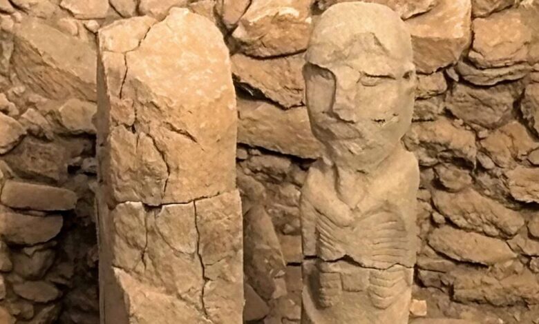 عاجل | العثور على تمثال غامض بشفاه مخيطة في موقع عمره 11 ألف عام