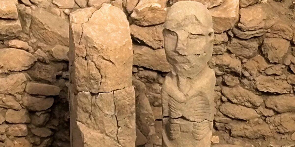 عاجل | العثور على تمثال غامض بشفاه مخيطة في موقع عمره 11 ألف عام