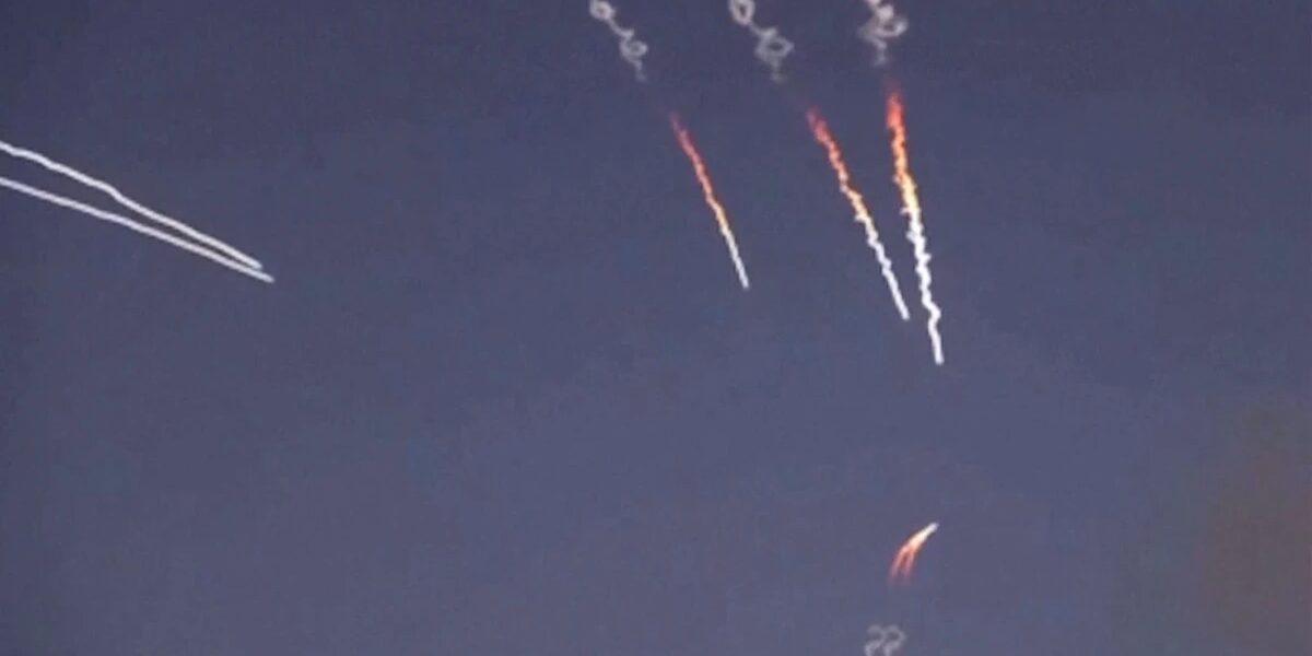 عاجل | الولايات المتحدة وإيران تتبادلان الضربات… والأخيرة تعلن إغلاق مضيق هرمز بالكامل - صورة مميزة عاجل | الولايات المتحدة وإيران تتبادلان الضربات… والأخيرة تعلن إغلاق مضيق هرمز بالكامل