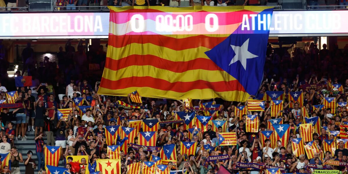 عاجل | برشلونة يلغي تكريم إسبانيا في كأس العالم وسط دعم جماهيره للعلم الكاتالوني | أخبار كرة القدم