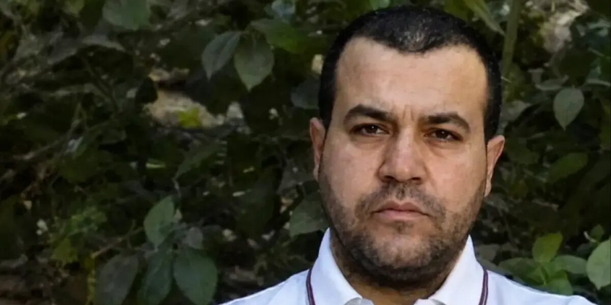 عاجل | بعد 19 عامًا من اعتقاله لدى سلطة رام الله.. الاحتلال يقدّم لائحة اتهام بحق مقاوم فلسطيني