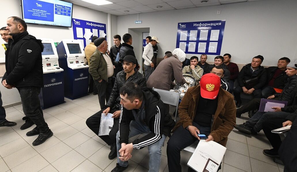 عاجل | بوتين يوقع على حزمة قوانين تخص العمالة الوافدة
