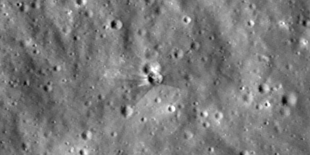 عاجل | تُظهر صور ناسا حفرة يبلغ عرضها 60 قدمًا على سطح القمر بعد تحطم صاروخ SpaceX - صورة مميزة عاجل | تُظهر صور ناسا حفرة يبلغ عرضها 60 قدمًا على سطح القمر بعد تحطم صاروخ SpaceX