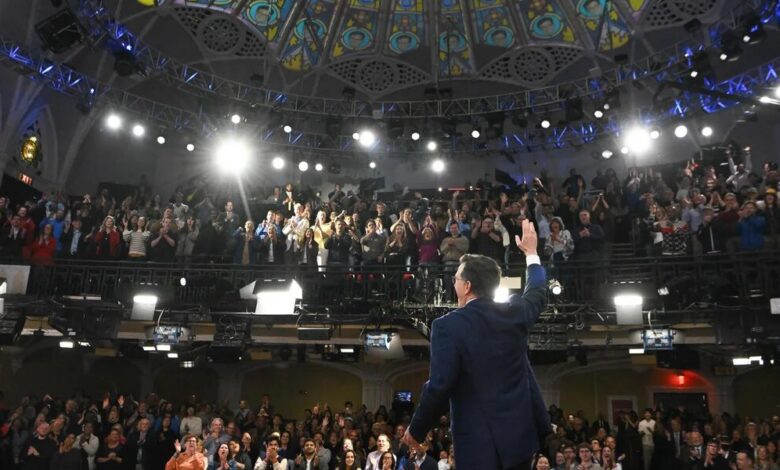 عاجل | ستيفن كولبير يوقع على “The Late Show” للمرة الأخيرة: “كنا محظوظين بما فيه الكفاية لوجودنا هنا طوال الـ 11 عامًا الماضية”