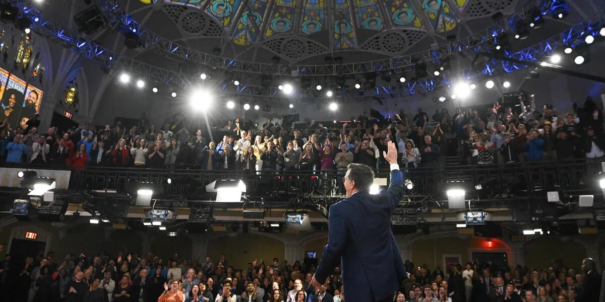 عاجل | ستيفن كولبير يوقع على “The Late Show” للمرة الأخيرة: “كنا محظوظين بما فيه الكفاية لوجودنا هنا طوال الـ 11 عامًا الماضية”