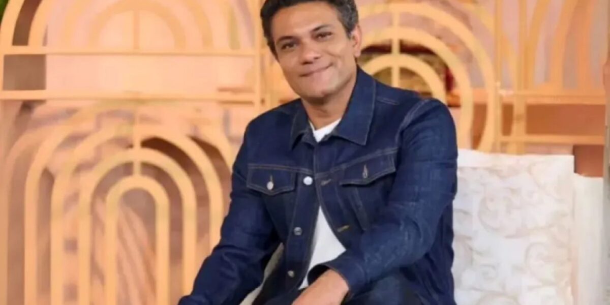 عاجل | شاهدوا.. لحظة عفوية لآسر ياسين وزوجته يشاركان عروسين فرحتهما في الشارع