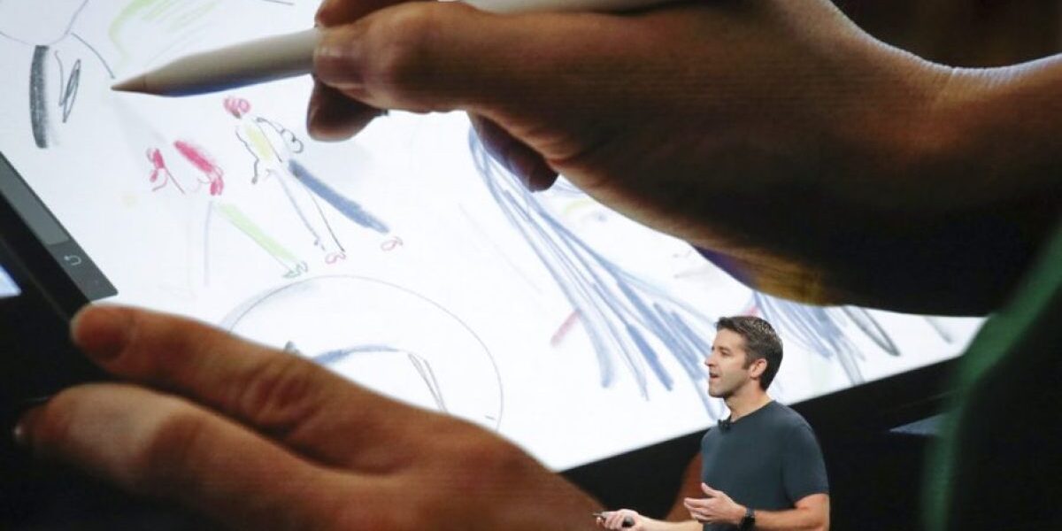 عاجل | قامت شركة Apple بتعيين جون تيرنوس في منصب الرئيس التنفيذي بينما أصبح تيم كوك رئيسًا
