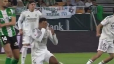 عاجل | لقطة محرجة لبيلينغهام… تمثيل مثير للجدل يشعل غضب الجماهير في سقوط ريال مدريد (فيديو)