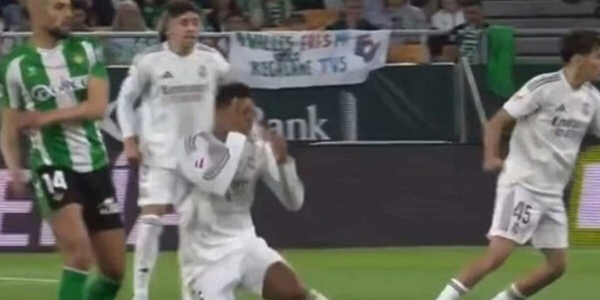 عاجل | لقطة محرجة لبيلينغهام… تمثيل مثير للجدل يشعل غضب الجماهير في سقوط ريال مدريد (فيديو)