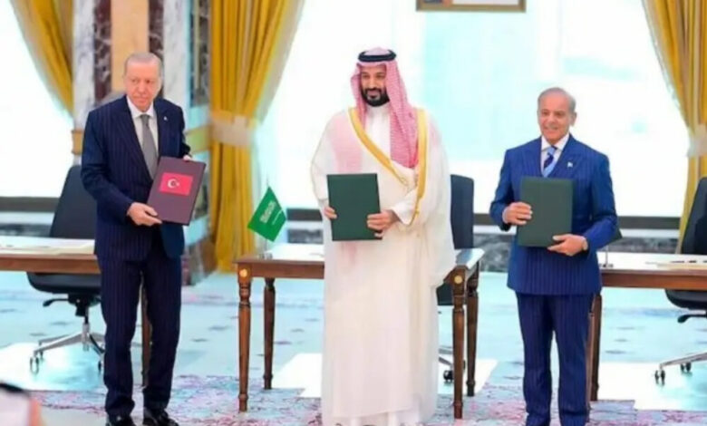 عاجل | لماذا استُبعدت القاهرة من الاتفاق الثلاثي بين الرياض وإسطنبول وإسلام آباد؟