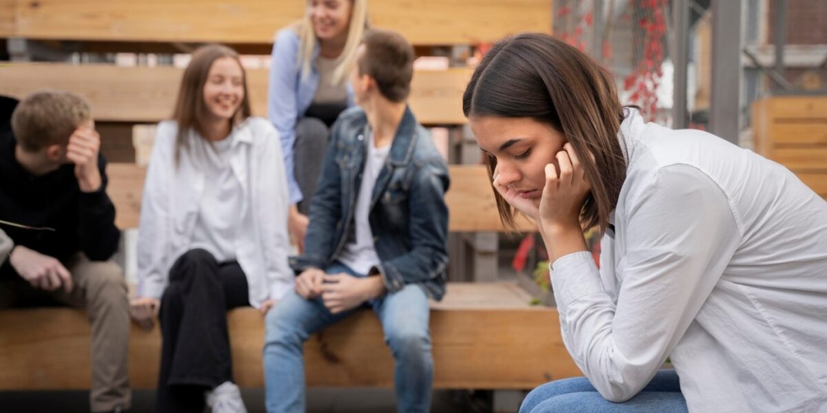 عاجل | لماذا نشعر أحياناً بالغربة وسط الناس؟ مدرّبة حياة تكشف مفاتيح التكيف الاجتماعي - صورة مميزة عاجل | لماذا نشعر أحياناً بالغربة وسط الناس؟ مدرّبة حياة تكشف مفاتيح التكيف الاجتماعي