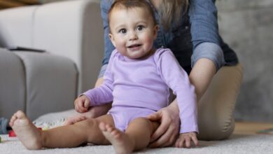 عاجل | متى يستطيع طفلي الجلوس بمفرده وكيف يمكن مساعدته؟