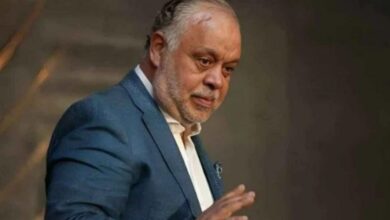 عاجل | مذيع يثير الجدل في عزاءات الفنانين.. وأشرف زكي يتدخّل للتحقيق – أخبار السعودية