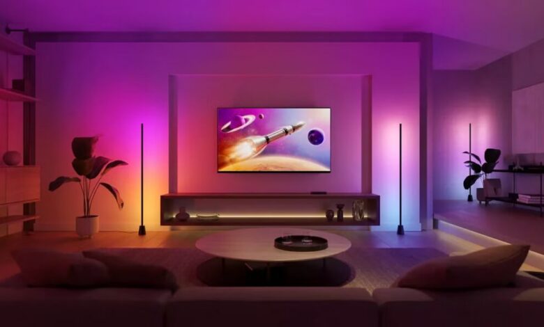 عاجل | مصباح طاولة اللعب ومصباح الأرضية من Philips Hue: يتزامنان مع التلفزيون لإضاءة غامرة