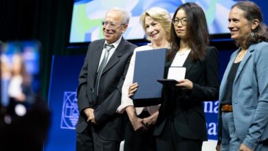 عاجل | من بين الفائزين بميدالية فيلدز لعام 2026، عالمة الرياضيات هونغ وانغ – وهي ثالث امرأة تفوز بالجائزة على الإطلاق في تاريخ الجائزة الممتد لـ 90 عامًا – لحلها تخمين الإبرة الذي استمر لعقود من الزمن.