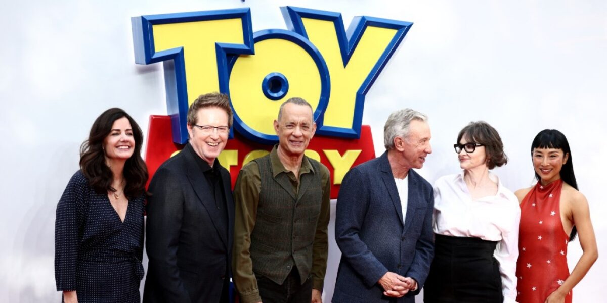 عاجل | نجوم Toy Story 5 يكشفون أسرار الجزء الجديد من لندن.. هل تهزم التكنولوجيا خيال الأطفال؟ - صورة مميزة عاجل | نجوم Toy Story 5 يكشفون أسرار الجزء الجديد من لندن.. هل تهزم التكنولوجيا خيال الأطفال؟