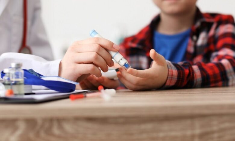 عاجل | نصائح للتعامل مع طفلك المصاب بالسكري بالمنزل والمدرسة.. التفاصيل تهمك