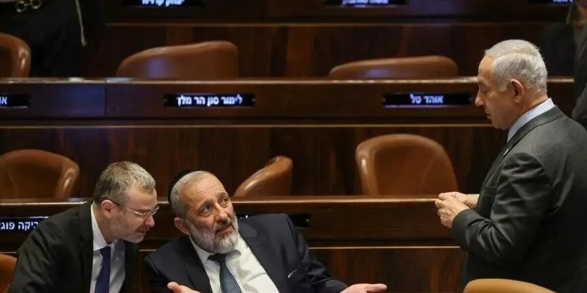 عاجل | هآرتس: حل الكنيست يمهد لانتخابات مبكرة والمعارضة تتوحد لإقصاء نتنياهو - صورة مميزة عاجل | هآرتس: حل الكنيست يمهد لانتخابات مبكرة والمعارضة تتوحد لإقصاء نتنياهو