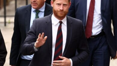 غضب الأمير هاري وميغان ماركل بعد رصد مصورين في محيط مدرسة طفليهما ببريطانيا