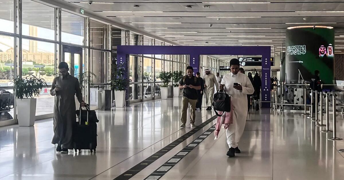 غضب على المنصات عقب قصف حوثي لمطار الملك خالد بالرياض | أخبار