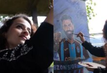 فنانة تركية ترسم لوحة لمحمد صلاح وتحلم بتقديمها له بنفسها (فيديو)