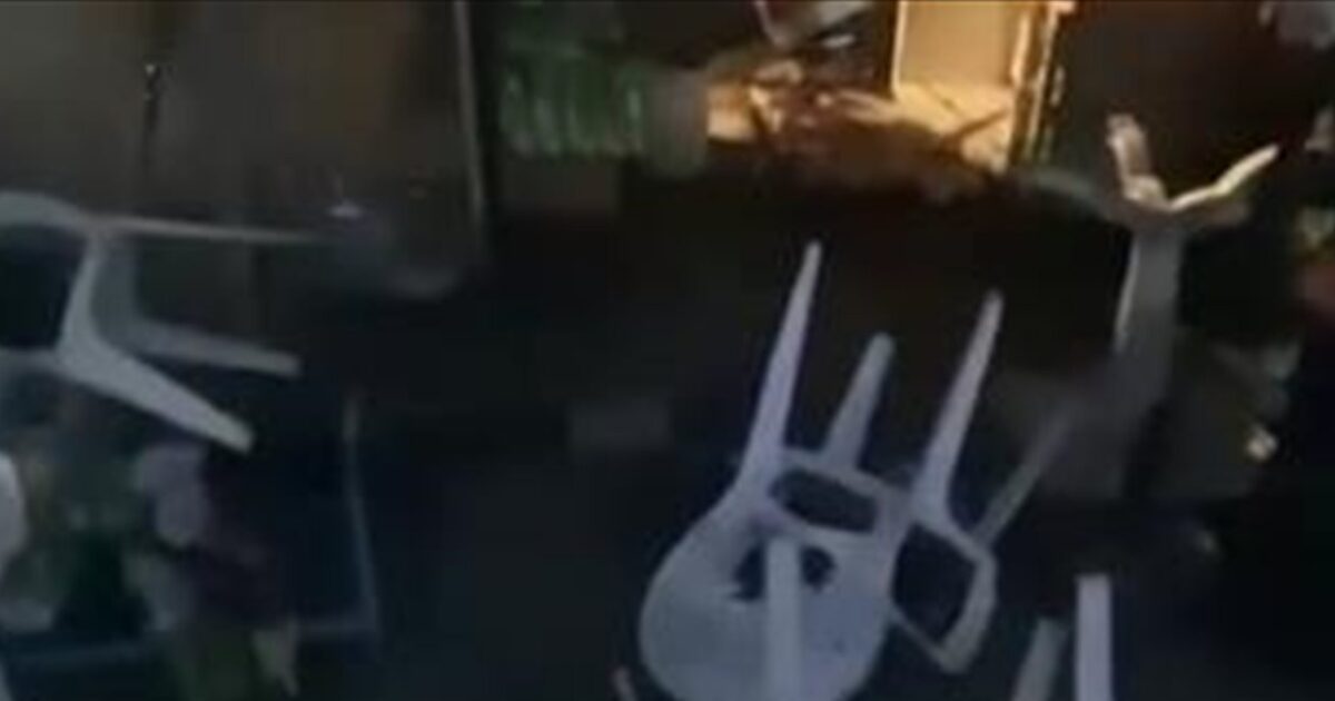 في هذه المنطقة.. إشكال يتطوّر إلى تضارب وتحطيم مقهى (فيديو)