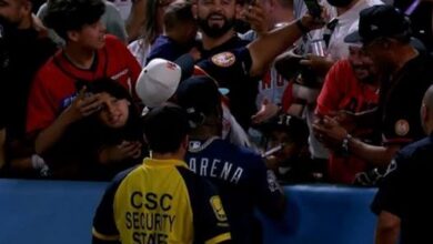 فيديو لاعب يوقّع للجماهير أثناء المباراة