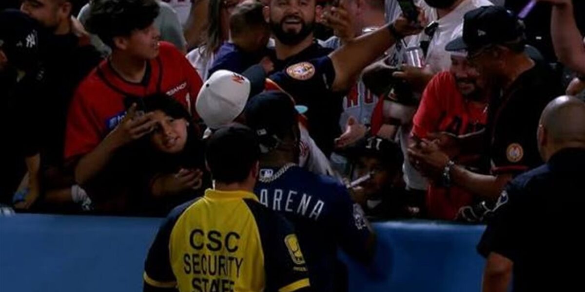 فيديو لاعب يوقّع للجماهير أثناء المباراة