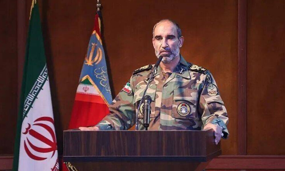 قائد القوات البرية للجيش الإيراني يستعرض الجاهزية الكاملة على حدود البلاد
