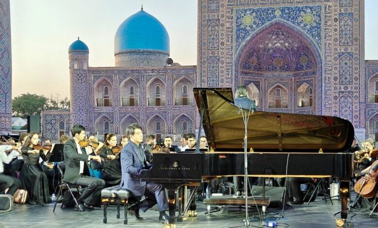 قام عازف البيانو الموهوب لانغ لانغ بأداء عرضه في ساحة سمرقند
