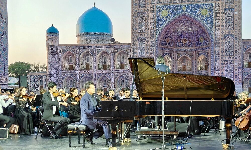 صورة مميزة: قام عازف البيانو الموهوب لانغ لانغ بأداء عرضه في ساحة سمرقند