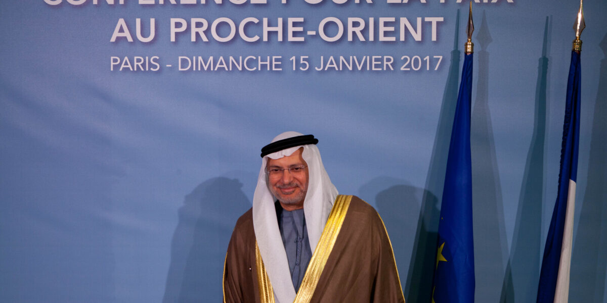 قرقاش: الإمارات متمسكة بالحل السلمي لقضية الجزر الثلاث