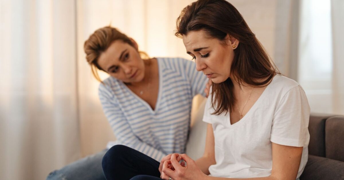 كلمات لا تقولها لشخص فقد وظيفته حتى لو كنت تحاول مواساته - صورة مميزة كلمات لا تقولها لشخص فقد وظيفته حتى لو كنت تحاول مواساته