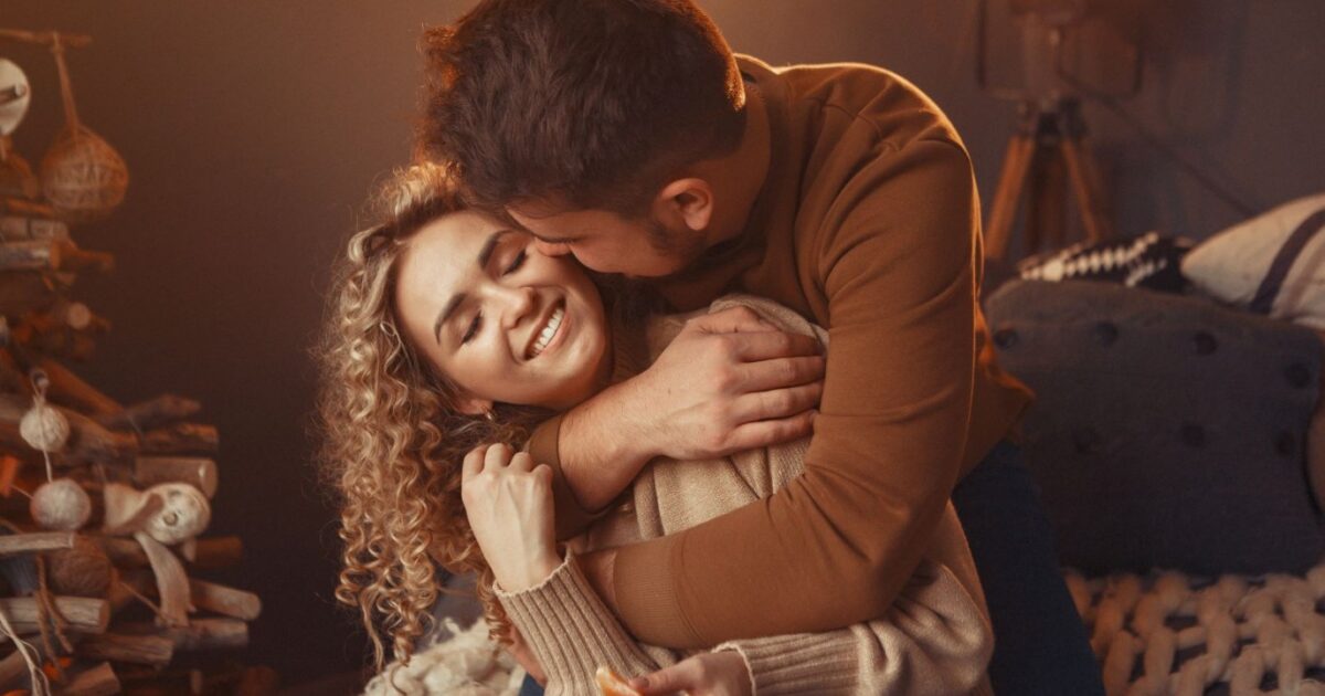 كيف يعيش الزوجان قصة حب متجددة تحت سقف واحد؟