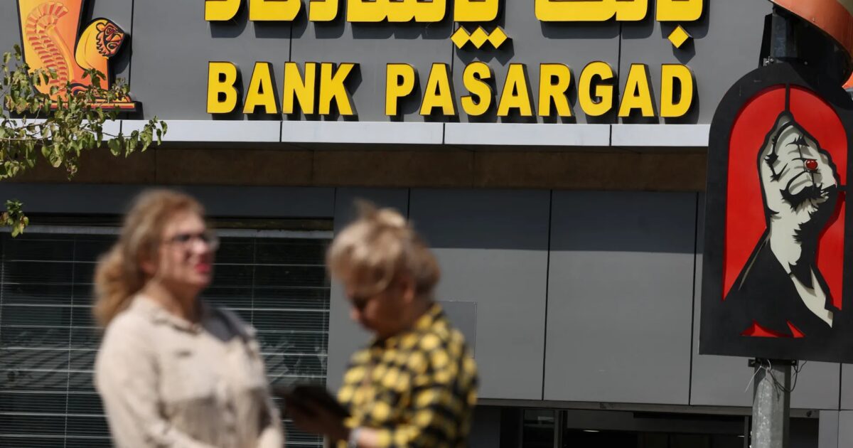 كيف ينقل الإيرانيون أموالهم إلى الخارج لتجنب العقوبات الأمريكية؟ | الحرب الأمريكية الإسرائيلية على أخبار إيران - صورة مميزة كيف ينقل الإيرانيون أموالهم إلى الخارج لتجنب العقوبات الأمريكية؟ | الحرب الأمريكية الإسرائيلية على أخبار إيران