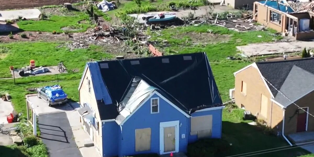 لا تزال مدينة ويسكونسن تنتظر مساعدة الوكالة الفيدرالية لإدارة الطوارئ (FEMA) بعد الإعصار الذي ضربها في شهر يوليو - صورة مميزة لا تزال مدينة ويسكونسن تنتظر مساعدة الوكالة الفيدرالية لإدارة الطوارئ (FEMA) بعد الإعصار الذي ضربها في شهر يوليو
