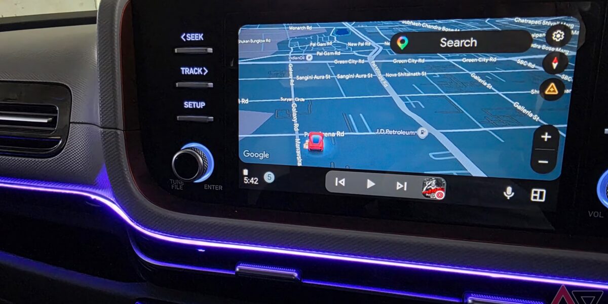 لقد قمت بتغيير إعدادات خرائط جوجل المخفية؛ الآن أصبحت ميزة التنقل في Android Auto أفضل بكثير - صورة مميزة لقد قمت بتغيير إعدادات خرائط جوجل المخفية؛ الآن أصبحت ميزة التنقل في Android Auto أفضل بكثير