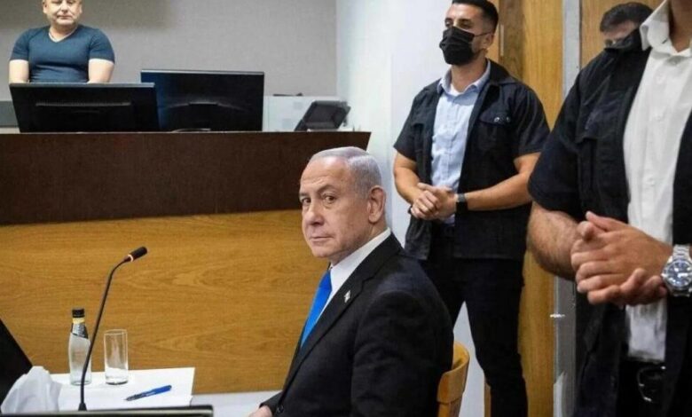 للمرة 20 نتنياهو في قفص الاتهام.. محاكمة الفساد تتحول إلى معركة لإنقاذ مستقبله السياسي