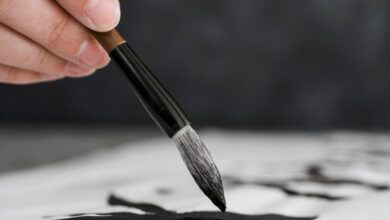 لماذا ارتبط اللون الأسود بالحزن؟ قصة تطور رمزيته عبر التاريخ