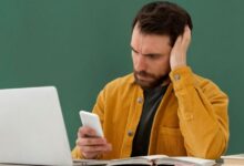 لماذا نندم على بعض الرسائل بعد إرسالها؟ وماذا يكشف ذلك عن تفكيرنا؟