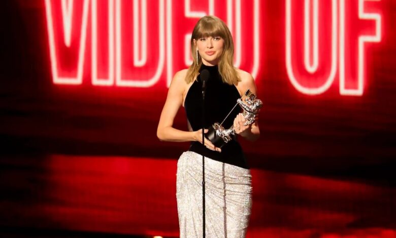 مادونا تفوز بجائزة فنان MTV VMA لعام 2026، وتايلور سويفت تتسلم جائزة الفنان المخرج
