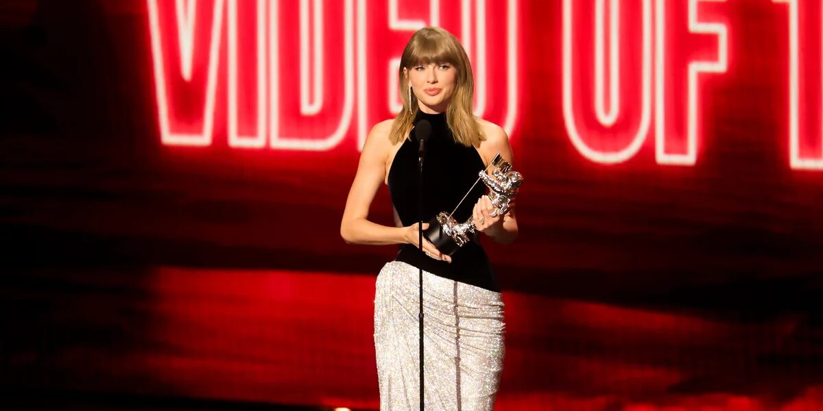 مادونا تفوز بجائزة فنان MTV VMA لعام 2026، وتايلور سويفت تتسلم جائزة الفنان المخرج - صورة مميزة مادونا تفوز بجائزة فنان MTV VMA لعام 2026، وتايلور سويفت تتسلم جائزة الفنان المخرج