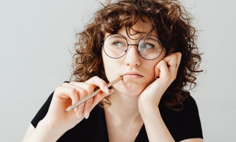 متلازمة المحتال.. لماذا نشعر أننا لا نستحق نجاحنا؟